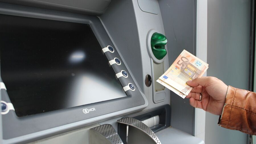 Sacar dinero en un cajero automático cobra comisiones reguladas por ley Sacar dinero de un cajero automático