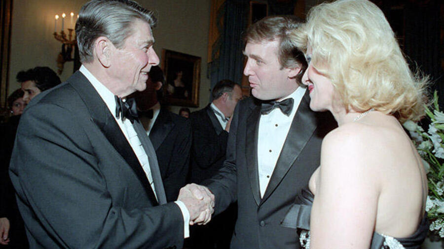 Ronald Reagan implantó una política muy liberal en EEUU Ronald Reagan con Donald Trump